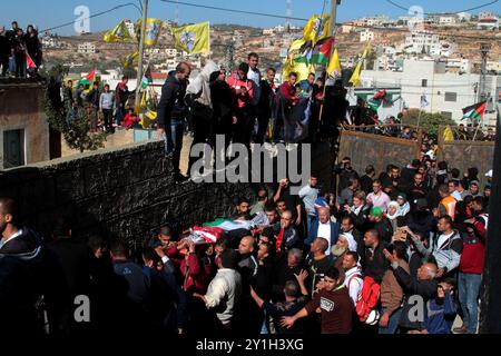 Verwandte des palästinensischen Mahmud Odeh trauern ihn während seiner Beerdigung im Dorf Qusra in der Nähe von Nablus. Odeh, ein 44 Jahre alter palästinensischer Bauer, starb, nachdem er von einem israelischen Siedler bei einem Zusammenstoß in der Nähe des Dorfes Qusra unter umstrittenen Umständen in die Brust geschossen wurde. Der Vorfall verdeutlicht die Spannungen zwischen israelischen Siedlern und Palästinensern im besetzten Westjordanland. Seit der israelischen Besetzung des Westjordanlands 1967 haben sich israelische Siedlungen in den besetzten Gebieten ausgebreitet. Die Siedlungen werden nach internationalem Recht als illegal angesehen Stockfoto