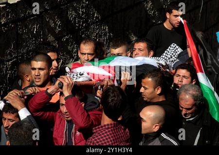 Verwandte des palästinensischen Mahmud Odeh trauern ihn während seiner Beerdigung im Dorf Qusra in der Nähe von Nablus. Odeh, ein 44 Jahre alter palästinensischer Bauer, starb, nachdem er von einem israelischen Siedler bei einem Zusammenstoß in der Nähe des Dorfes Qusra unter umstrittenen Umständen in die Brust geschossen wurde. Der Vorfall verdeutlicht die Spannungen zwischen israelischen Siedlern und Palästinensern im besetzten Westjordanland. Seit der israelischen Besetzung des Westjordanlands 1967 haben sich israelische Siedlungen in den besetzten Gebieten ausgebreitet. Die Siedlungen werden nach internationalem Recht als illegal angesehen Stockfoto