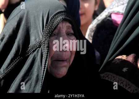 Verwandte des palästinensischen Mahmud Odeh trauern ihn während seiner Beerdigung im Dorf Qusra in der Nähe von Nablus. Odeh, ein 44 Jahre alter palästinensischer Bauer, starb, nachdem er von einem israelischen Siedler bei einem Zusammenstoß in der Nähe des Dorfes Qusra unter umstrittenen Umständen in die Brust geschossen wurde. Der Vorfall verdeutlicht die Spannungen zwischen israelischen Siedlern und Palästinensern im besetzten Westjordanland. Seit der israelischen Besetzung des Westjordanlands 1967 haben sich israelische Siedlungen in den besetzten Gebieten ausgebreitet. Die Siedlungen werden nach internationalem Recht als illegal angesehen Stockfoto