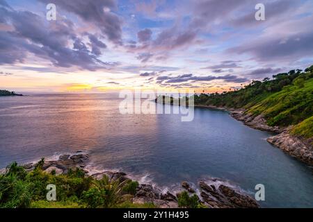 Naturblick auf Laem promthep cape wunderschöne Sonnenuntergang- oder Sonnenaufgangshimmel-Landschaft in der andamanensee, erstaunliche Meereslandschaft in phuket thailand wunderschöne Natur Backgro Stockfoto