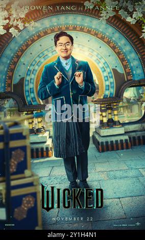 Wicked (2024) unter der Regie von Jon M. Chu mit Bowen Yang als Pfannee in einer Adaption des Broadway-Musicals, basierend auf dem Buch The Wicked: The Life and Times of the Wicked Witch of the West von Gregory Maguire. Poster mit US-Zeichen ***NUR FÜR REDAKTIONELLE ZWECKE***. Quelle: BFA / Universal Pictures Stockfoto