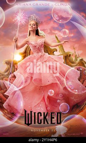 Wicked (2024) unter der Regie von Jon M. Chu mit Ariana Grande als Glinda in einer Adaption des Broadway-Musicals basierend auf dem Buch The Wicked: The Life and Times of the Wicked Witch of the West von Gregory Maguire. Poster mit US-Zeichen ***NUR FÜR REDAKTIONELLE ZWECKE***. Quelle: BFA / Universal Pictures Stockfoto