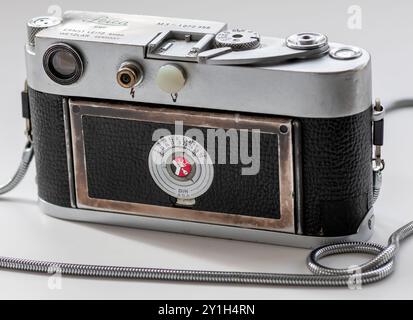 Die Rückansicht einer klassischen Vintage-Fotokamera isoliert auf weißem Hintergrund. Stockfoto