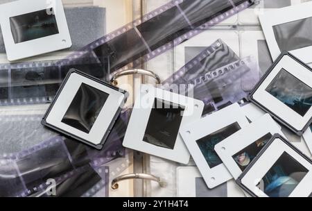 Schwarzweiß-Fotofilmstreifen Negative und Farbdias auf einem Aufbewahrungsordner. Stockfoto