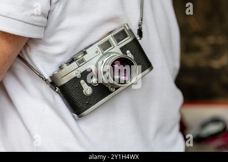 Eine Person mit einer klassischen Vintage-Kamera. Stockfoto