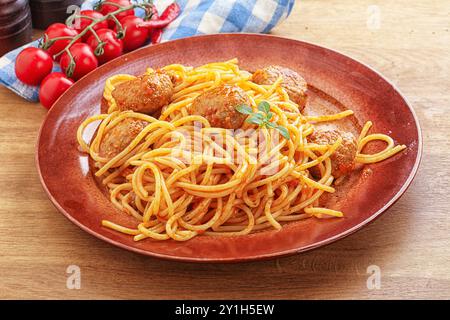 Italienische Spaghetti mit Fleischbällchen in Tomatensauce Stockfoto