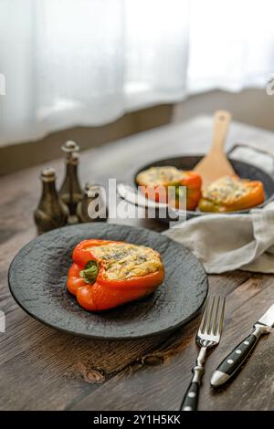 Gebratener Ziegenkäse, gefüllte Paprika auf einem Tisch Stockfoto