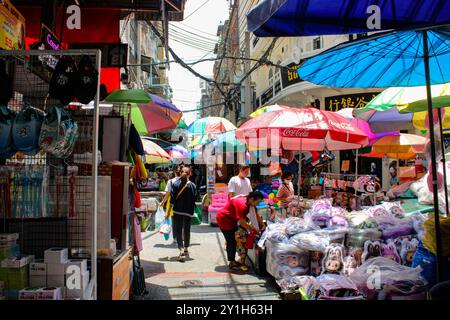 Bangkok, Thailand, Südostasien, Asien. Chinatown. Street-Food-Anbieter. Bangkoks Chinatown ist eines der größten Chinatowns der Welt. Sie wurde 1782 gegründet. Der Kern von Chinatown liegt heute an der Yaowarat Road, Chinatown ist in etwa mit dem Samphanthawong District zusammengeschnitten und dient heute als Zentrum der chinesischen Kultur mit zahlreichen Geschäften, die traditionelle Waren verkaufen, und ist vor allem als gastronomisches Reiseziel bekannt. Stockfoto