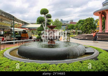 Bangkok, Samut Prakan, Thailand, Südostasien, Asien. Erawan Museum. Ein Brunnen im Garten. Stockfoto