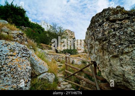 Der antike Kern von Ginosa charakterisiert durch die Schlucht mit alten Häusern und Felsenkirchen, Tarent, Apulien, Italien Stockfoto