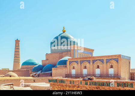 Blick auf den architektonischen Komplex des Mausoleums von Pakhlavan Mahmud. Chiwa, Usbekistan - 17. Juli 2024. Stockfoto