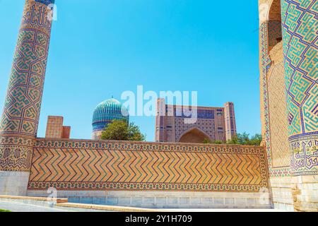 Blick auf die große Moschee von Bibi-Khanum (Bibi-Khanym). Samarkand, Usbekistan - 21. Juni 2024 Stockfoto