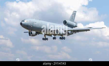 USAF - McDonnell Douglas KC-10A Extender, der bei der RAF Fairford ankommt, um an der statischen Anzeige des RIAT 2024 teilzunehmen. Stockfoto