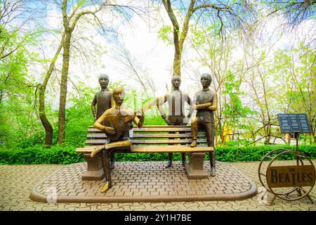 Bronzemonument für die englische Rock-Gruppe The Beatles am Mount Koktobe. Almaty, Kasachstan – 6. Mai 2024 Stockfoto