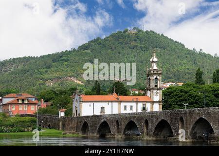 St. Antonius der alten Turmkirche und römische und mittelalterliche Brücke, Ponte de Lima, Minho, Portugal Stockfoto