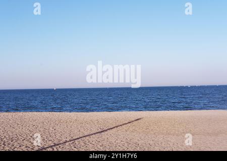 Blick von Kuwait City an einem sonnigen Tag und Sonnenuntergang im Hintergrund. Stockfoto