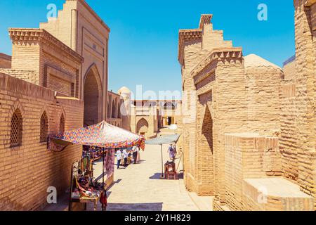 Straßenbasar in Ichan Kala, Chivas Innere Stadt. Chiwa, Usbekistan - 17. Juli 2024 Stockfoto