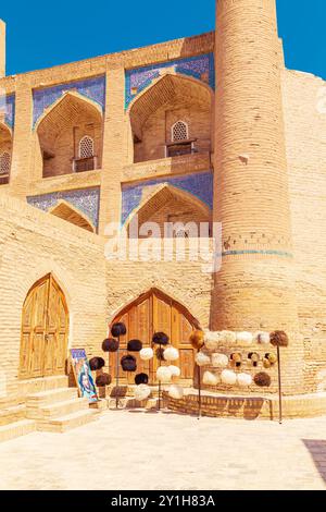 Lammfellhüte auf einem Straßenbasar in Ichan Kala, Chivas Innerer Stadt. Chiwa, Usbekistan - 17. Juli 2024 Stockfoto