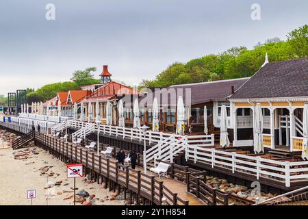 Leere Strandcafés ohne Besucher. Böschung an einem bewölkten Tag. Leeres Resort in der Nebensaison. Zelenogradsk, Russland - 25. Mai 2022. Stockfoto