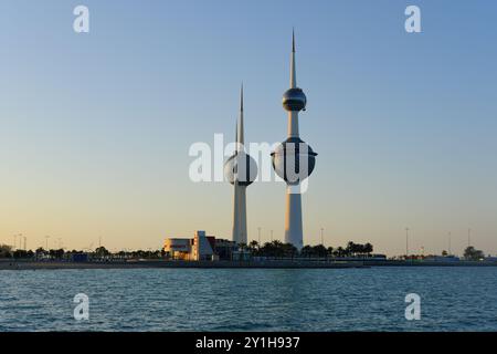 Blick von Kuwait City an einem sonnigen Tag und Sonnenuntergang im Hintergrund. Stockfoto