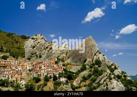 Castelmezzano, das antike Dorf, eingebettet in das typische Panorama der lukanischen Dolomiten, Potenza, Basilicata, Italien Stockfoto