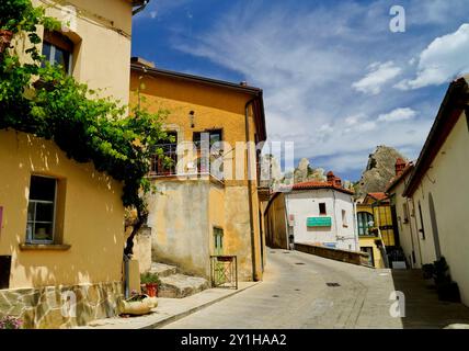 Castelmezzano, das antike Dorf, eingebettet in das typische Panorama der lukanischen Dolomiten, Potenza, Basilicata, Italien Stockfoto