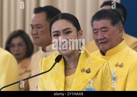 Bangkok, Thailand. September 2024. Der thailändische Premierminister Paetongtarn Shinawatra spricht während einer Pressekonferenz nach der Sondersitzung des Kabinetts im Regierungshaus in Bangkok mit den Medien. Quelle: SOPA Images Limited/Alamy Live News Stockfoto