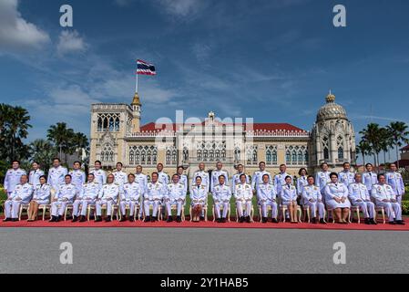 Bangkok, Thailand. September 2024. Die neuen thailändischen Kabinettsmitglieder posieren für ein Gruppenfoto vor der Sondersitzung des Kabinetts im Regierungshaus in Bangkok. Quelle: SOPA Images Limited/Alamy Live News Stockfoto