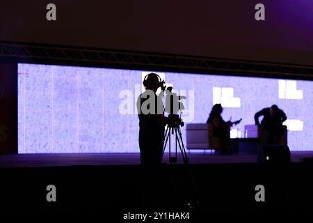 Silhouetten von Menschen - der Kameramann nimmt das Interview vor der Kamera auf. Mitten im Shot Stockfoto