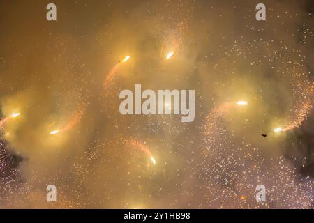 Feuerwerk in Malta eine maltesische Tradition bei jedem Dorffest Stockfoto