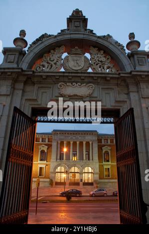 Cason del Buen Retiro vom Tor des Retiro Parks, Nachtblick. Madrid. Spanien. Stockfoto