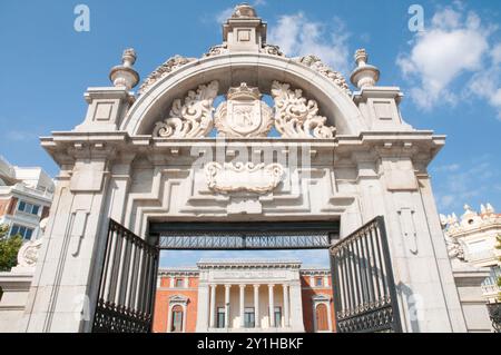 Cason del Buen Retiro aus der Retiro Tor. Madrid, Spanien. Stockfoto