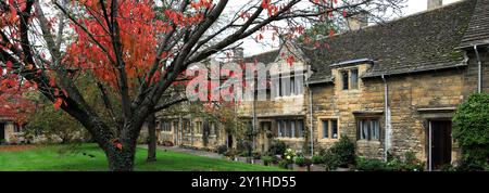 Herbstkirschbäume im Lord Burghley Hospital Almshouses, Stamford Town, Lincolnshire County, England, Großbritannien Stockfoto