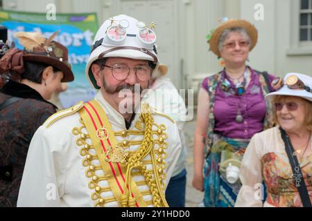 Bridport hat Festival, Bridport, Dorset, Großbritannien. September 2024. Hutträger aller Art treffen sich in Bridport zum jährlichen hat Festival. Stilvolle, skurrile und exzentrische Kopfbedeckungen werden in der Stadt und auf Millennium Green präsentiert, während die Träger an verschiedenen Hutwettbewerben teilnehmen. Kategorien sind „Beste: Dame, Gent, Junge, Mädchen, Paar und Familie oder Gruppe“. Die Veranstaltung endet mit einer Massenveranstaltung von Hüten auf dem Bucky Doo Square der Stadt. Quelle: Tom Corban/Alamy Live News Stockfoto