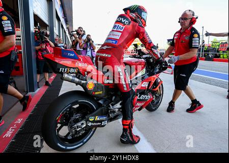 Francesco Bagnaia Italiener Ducati Lenovo Team Ducati verlässt mit seinem Motorrad während der Gran Premio Red Bull di San Marino e della Riviera di Rimini Paddock and Riders, MotoGP Weltmeisterschaft in Misano, Italien, 7. September 2024 Credit: Independent Photo Agency Srl/Alamy Live News Stockfoto