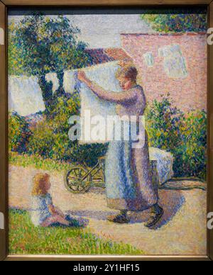 Camille Pissarro (Charlotte Amalie, Iles Vierges américaines (états-Unis) 1830 - Paris 1903), Femme étendant du linge, 1887, Musée d'Orsay, Paris, Frankreich. Stockfoto