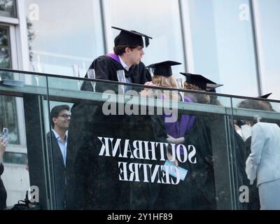 Universitätsabsolventen mit Umhängen und Mörsertafeln bei der Abschlussfeier im Southbank Centre London Stockfoto