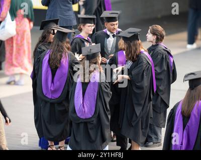 Universitätsabsolventen mit Umhängen und Mörsertafeln bei der Abschlussfeier im Southbank Centre London Stockfoto