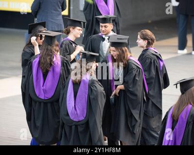 Universitätsabsolventen mit Umhängen und Mörsertafeln bei der Abschlussfeier im Southbank Centre London Stockfoto