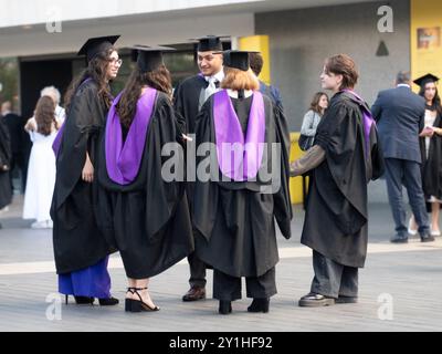 Universitätsabsolventen mit Umhängen und Mörsertafeln bei der Abschlussfeier im Southbank Centre London Stockfoto