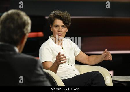 Anna Lehmann und Markus Lanz 08/24 Anna Lehmann mit Markus Lanz am 29. August 2024 in Markus Lanz , ZDF Aufzeichnung vom 28. August TV Fernsehen Talkshow Talkshow Deutschland deutsch deutsche Frau Journalistin taz Italien italienisch italienischer italienisch-deutscher Moderator Fotografie Fotograf Journalistin Journalismus Journalistin Journalistin Autorin Moderatorin deutsch-italienischer Moderator Fotografin quer halb sitzend sprechend gestikuliert Rückenansicht *** Anna Lehmann und Markus Lanz 08 24 Ihre Anna Lehmann mit Markus Lanz am 29. August 2024 in Markus Lanz, ZD Stockfoto