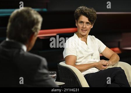 Anna Lehmann und Markus Lanz 08/24 Anna Lehmann mit Markus Lanz am 29. August 2024 in Markus Lanz , ZDF Aufzeichnung vom 28. August TV Fernsehen Talkshow Talkshow Deutschland deutsch deutsche Frau Journalistin taz Italien italienisch italienischer italienisch-deutscher Moderator Fotografie Fotograf Journalistin Journalismus Journalistin Autorin Moderatorin deutsch-italienischer Moderator Fotografin quer halb sitzend sprechend Rückenansicht *** Anna Lehmann und Markus Lanz 08 24 Ihre Anna Lehmann mit Markus Lanz am 29. August 2024 in Markus Lanz , ZDF-Aufnahme fr Stockfoto