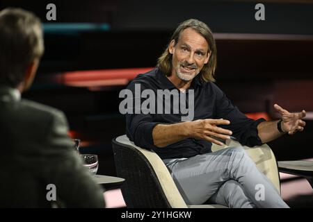 Richard David Precht Re. Und Markus Lanz 08/24 ihr Richard David Precht Re. mit Markus Lanz am 28. August 2024 in Markus Lanz ZDF TV Fernsehen Talkshow Talkshow Talkshow Deutschland deutsch deutscher Mann Philosophie Autor Philosoph Männer Italien Italienisch Italienisch-deutscher Moderator Fotografie Fotograf Journalist Journalismus deutscher Philosoph Journalist Autor Autor Autor Moderator deutsch-italienisch Moderator Fotograf quer halb sitzend Rückenansicht sprechend gestikuliert *** Richard David Precht Re und Markus Lanz 08 24 Ihre Richard David Precht Re mit Markus Lan Stockfoto