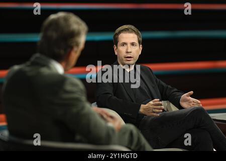 Markus Lanz li. Und Kevin Kühnert 08/24 ihr Markus Lanz li. mit Kevin Kühnert am 28. August 2024 in Markus Lanz ZDF TV Fernsehen Talkshow Talkshow Talkshow Deutschland deutsch deutscher Mann Politiker SPD Politik Generalsekretär Männer Italien Italienisch Italienisch Italienisch-deutscher Moderator Fotografie Fotograf Journalist Journalismus Autor deutscher Politiker Journalismus Journalist Autor Autor Autor Moderator deutsch-italienisch Moderator Fotograf quer halb sitzend Rückenansicht sprechend gestikuliert *** Markus Lanz li und Kevin Kühnert 08 24 ihr Markus Lanz li mit Kevin Kühnert am 2. August Stockfoto