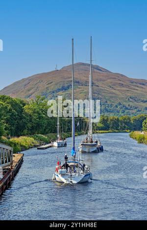 Neptunes Treppenhaus Banavie Fort William Scotland zwei Yachten verlassen die Schleusen und segeln in den Kanal Stockfoto