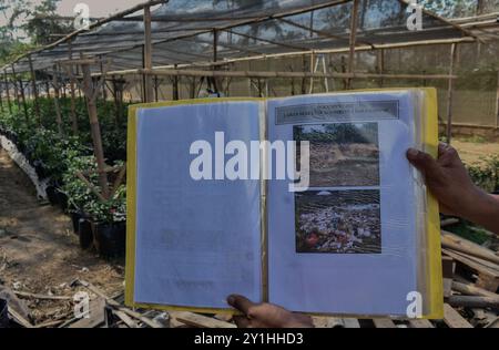 Malang, Ost-Java, Indonesien. September 2024. Die Landwirte weisen darauf hin, dass dieses Gebiet früher eine Mülldeponie war. Anschließend wurde er in eine Melonenfarm von Santaka umgewandelt, indem er das Agrartechnologiesystem Internet of Things (IoT) verwendet, das am 7. September vom indonesischen Ministerium für Kommunikation und Informationstechnologie (Kemenkominfo) im Gewächshaus im Dorf Karangpandang, Malang, Ost-Java, Indonesien, gewährt wurde. 2024. (Kreditbild: © Aman Rochman/ZUMA Press Wire) NUR REDAKTIONELLE VERWENDUNG! Nicht für kommerzielle ZWECKE! Stockfoto