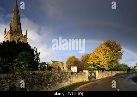 Herbst Regenbogen vorbei, St Marys Kirche, Edith Weston Dorf Rutland County, England, Großbritannien Stockfoto