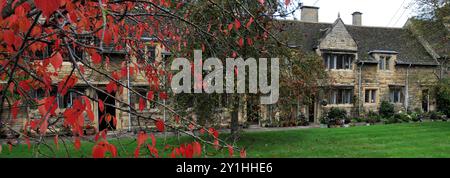 Herbstkirschbäume im Lord Burghley Hospital Almshouses, Stamford Town, Lincolnshire County, England, Großbritannien Stockfoto