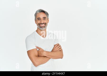 Glücklicher Mann mittleren Alters, der ein T-Shirt auf weißem Hintergrund trägt. Hochformat. Stockfoto