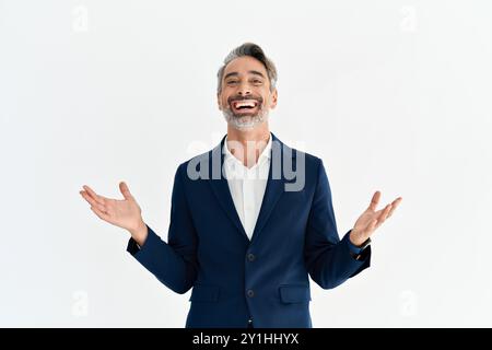Fröhlicher, reicher, selbstbewusster, älterer Geschäftsmann, der sich über Erfolg freut, isoliert auf weiß. Stockfoto